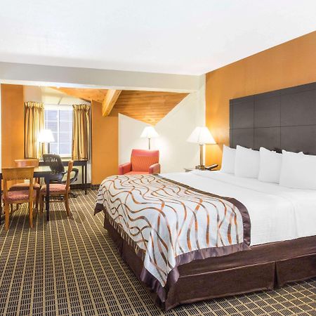 Baymont By Wyndham Muskegon Hotel Exterior photo