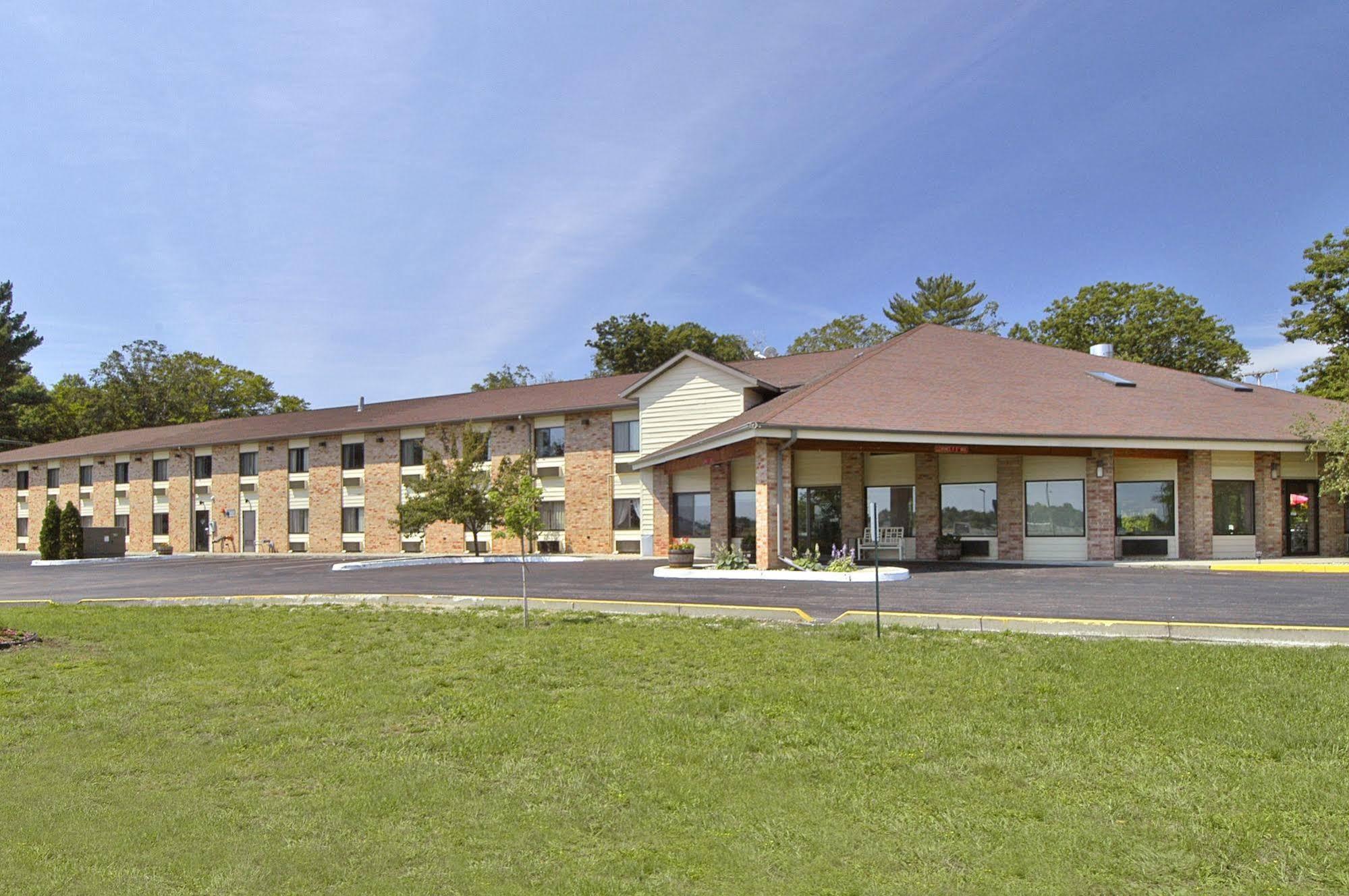 Baymont By Wyndham Muskegon Hotel Exterior photo