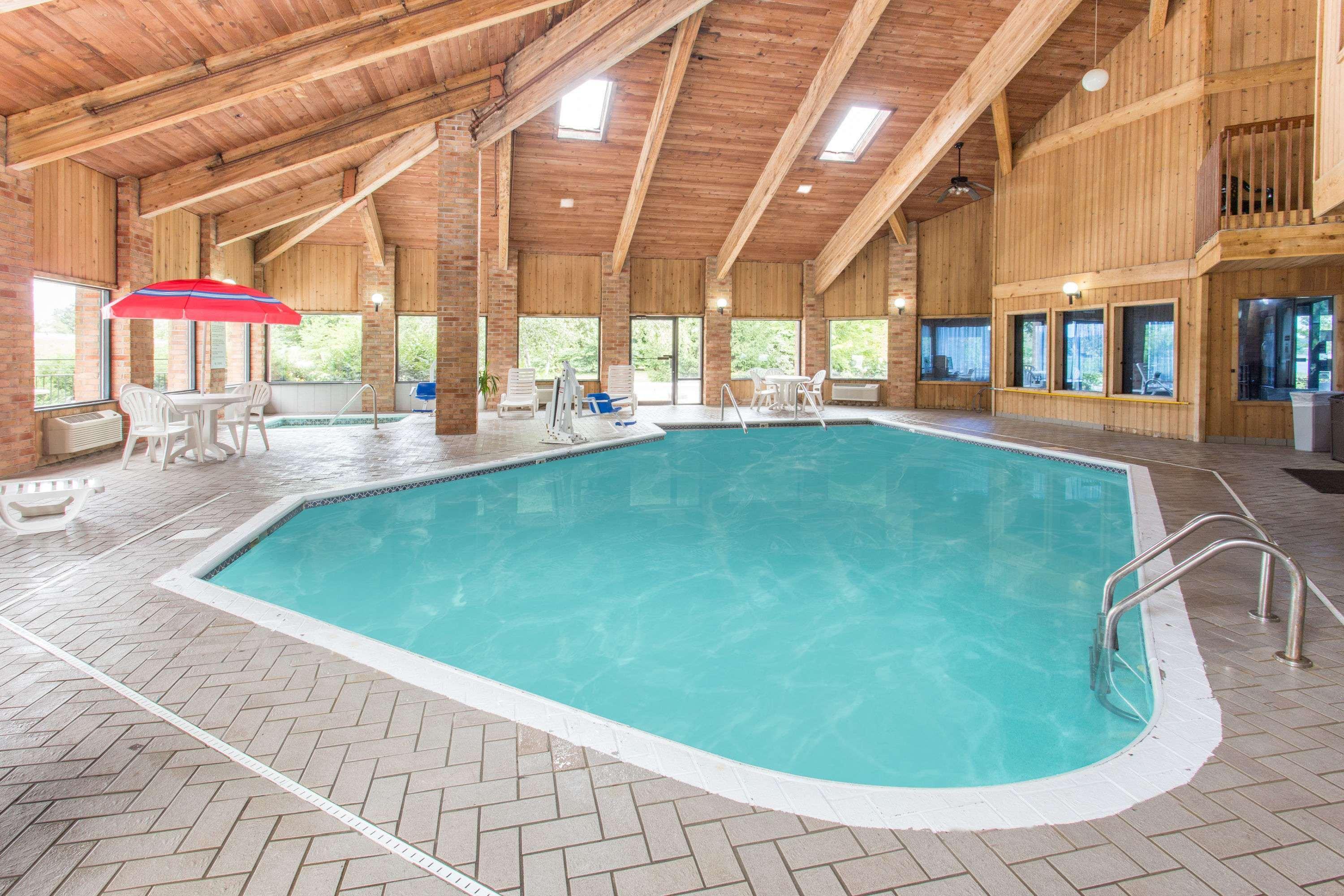 Baymont By Wyndham Muskegon Hotel Exterior photo