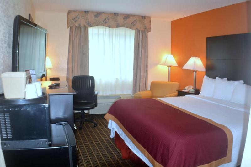 Baymont By Wyndham Muskegon Hotel Exterior photo