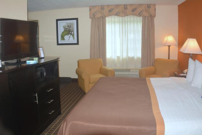 Baymont By Wyndham Muskegon Hotel Exterior photo