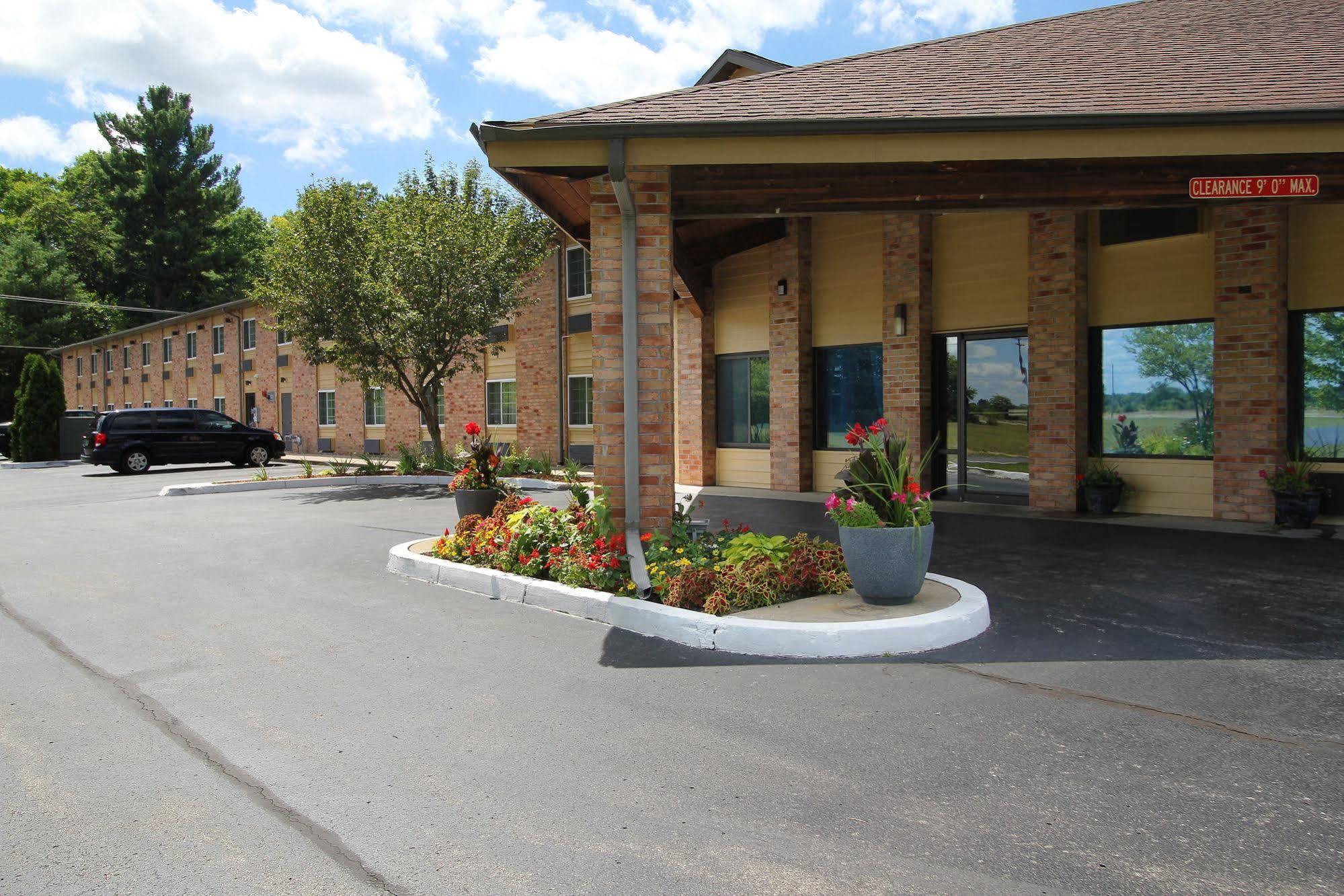 Baymont By Wyndham Muskegon Hotel Exterior photo