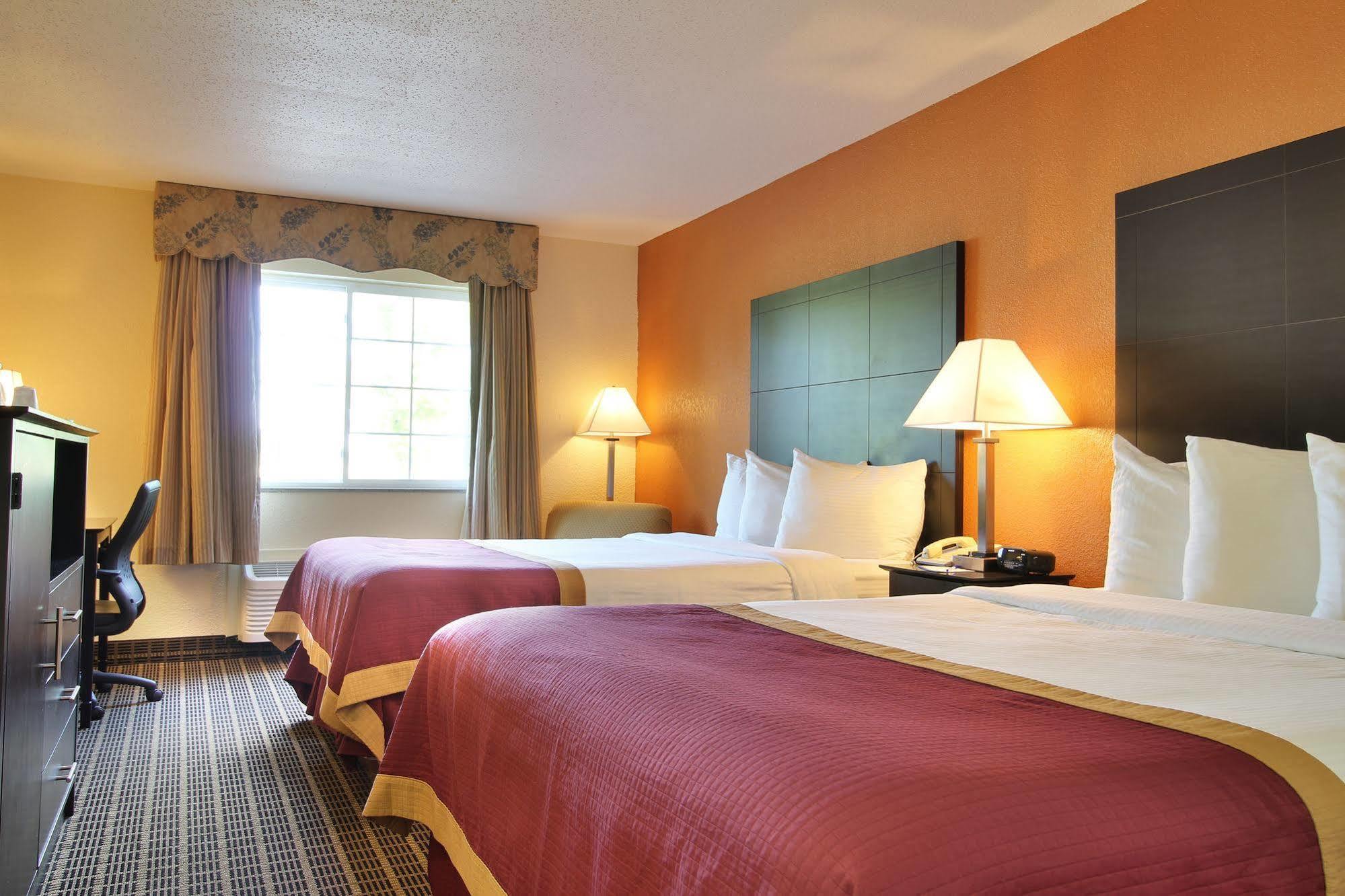 Baymont By Wyndham Muskegon Hotel Exterior photo