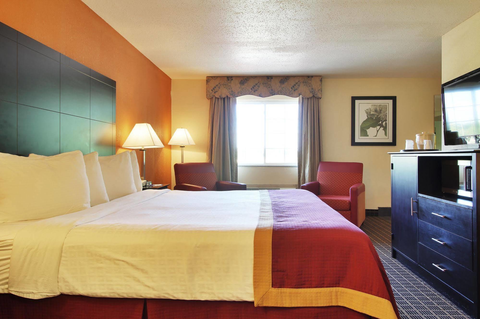 Baymont By Wyndham Muskegon Hotel Exterior photo